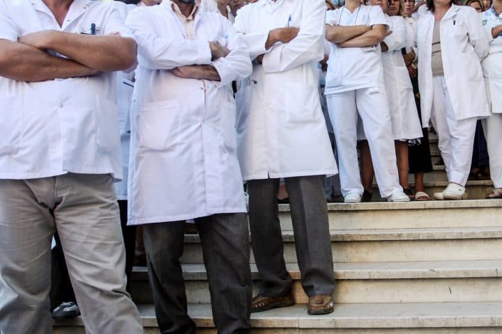 Kosovë, mjekët në grevë 24-orëshe për rritjen e pagave