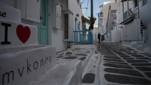 Maska e detyrueshme nga e premtja në ishujt Mykonos dhe Halkidiki në Greqi