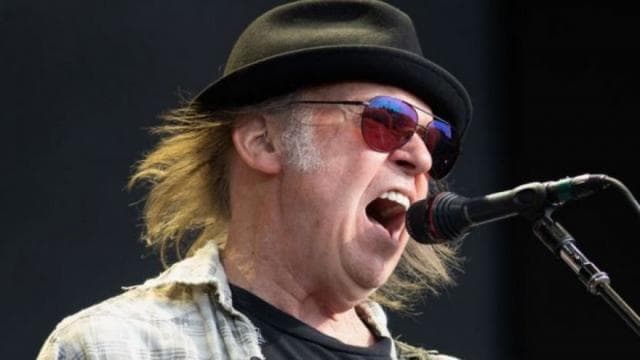 Neil Young e padit Trumpin për përdorimin e këngëve në fushatë