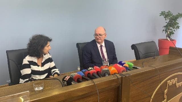 Përplasjet në Këshillin Politik/ Ambasadori britanik: Çdo sistem bëhet funksional nëse ka vullnet politik