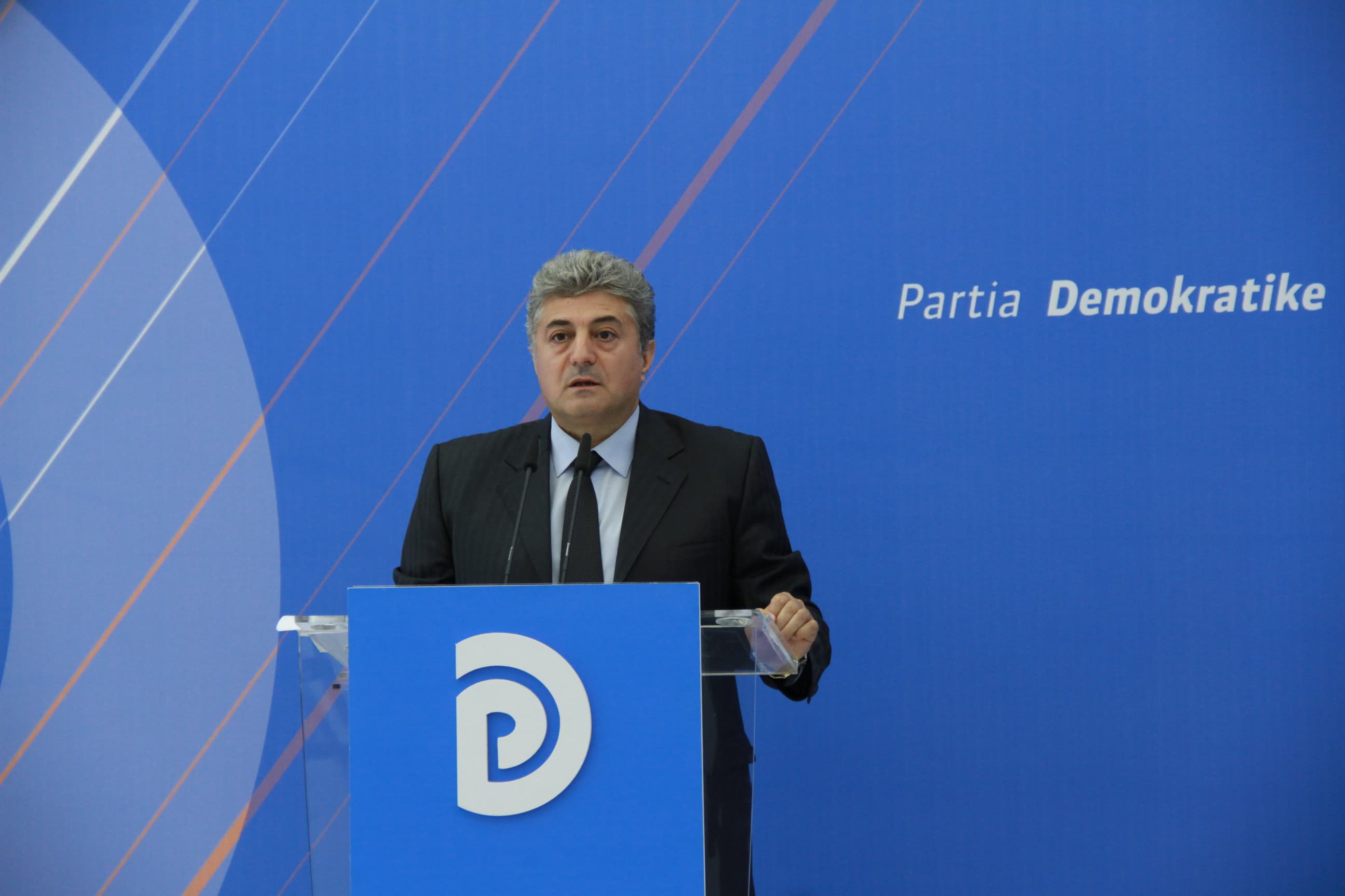 Jep dorëheqjen kreu i këshilltarëve demokratë në Bashkinë e Tiranës