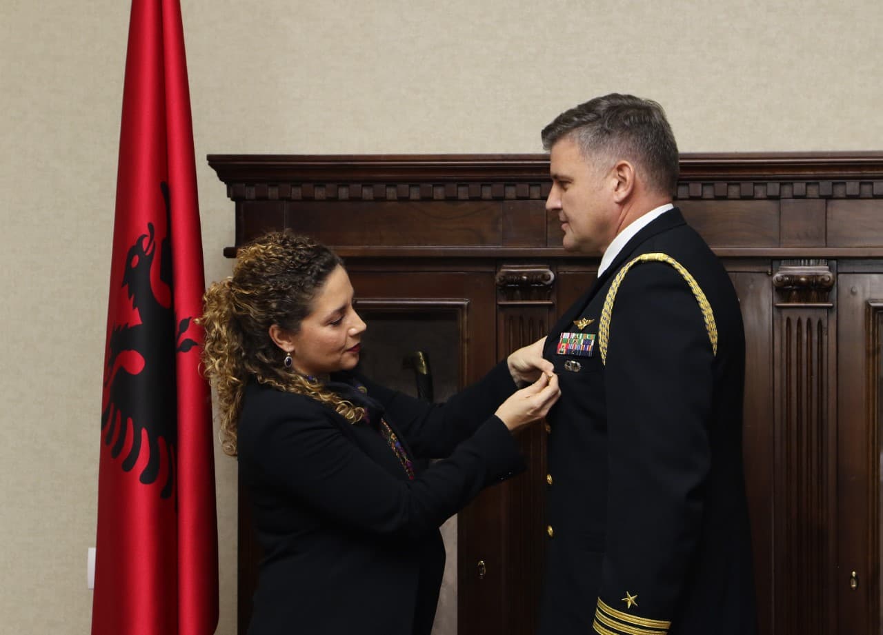Xhaçka dekoron atasheun ushtarak amerikan dhe flet për marrëdhëniet mes dy vendeve
