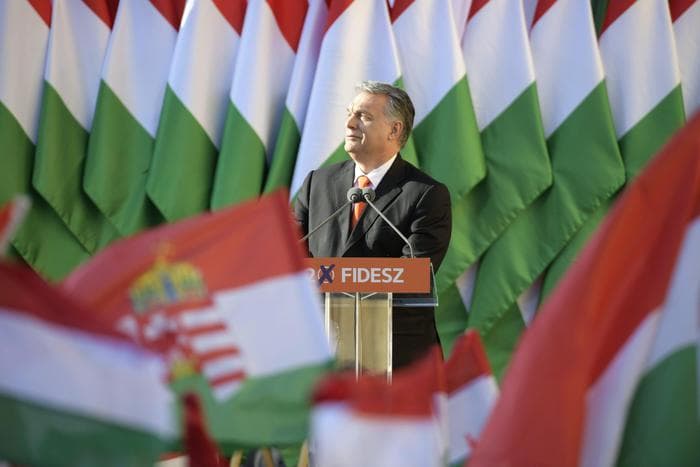Orban “blindon” Hungarinë, tani emigrantët ndalohen me Kushtetutë