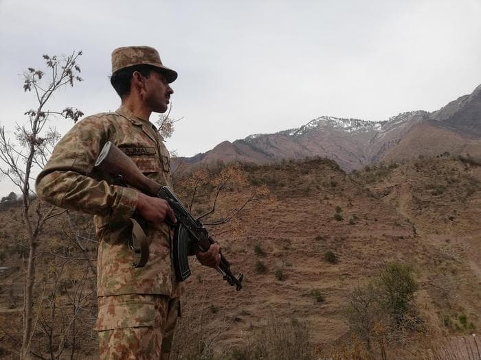 Pakistan, 10 ushtarë të vrarë në sulme