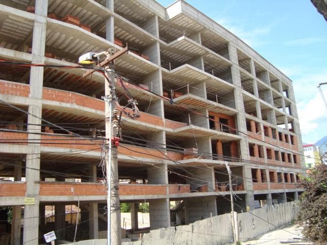 Vdekja e 63-vjeçarit që ra nga pallati në ndërtim/ Në pranga dy inxhinierët në Tiranë