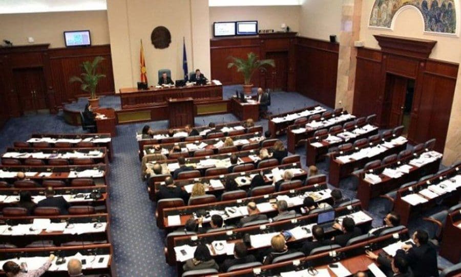 Maqedoni, ndryshimet kushtetuese për emrin e ri sot në Parlament