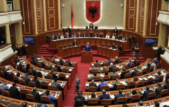 PS mbledh 55 firma, nisin sot procedurat për shkarkimin e presidentit