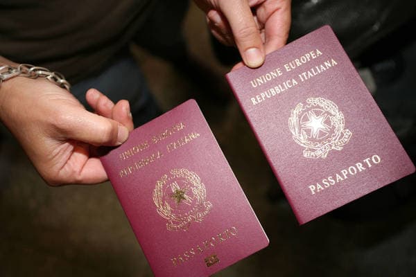 Shqiptarët, të parët në listën e të huajve që morën pasaportën italiane