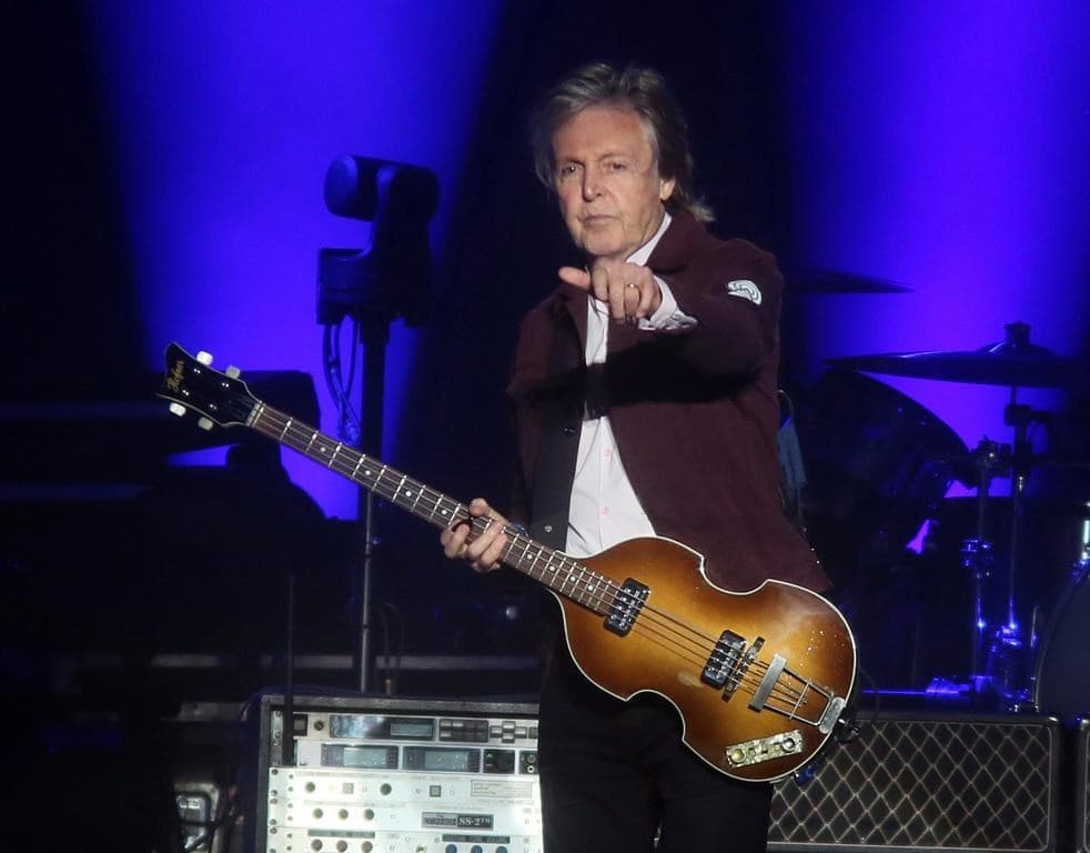 Paul McCartney-n i sugjeron publikut këngën “Blackbird” të kënduar nga një 16-vjeçare kanadeze (VIDEO)