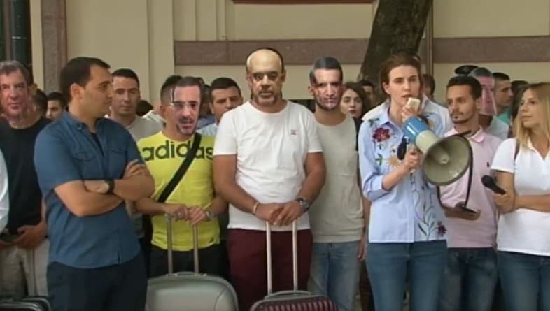Të rinjtë e opozitës protestojnë para Ministrisë së Brendshme: Të çojmë Ramën, Xhafën e Tahirin në emigrim