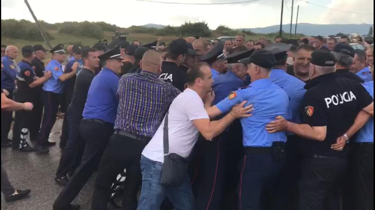 Rama me helikopter në Kukës/ Militantët e opozitës çajnë kordonin e policisë, plagoset një grua (FOTO)