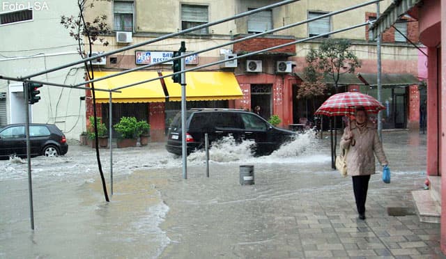 E hëna nisi me rrebeshe shiu, përmbytje në disa zona të vendit