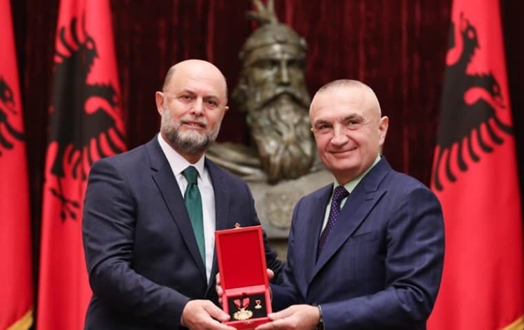 Presidenti Meta vlerëson me titullin “Mjeshtër i Madh”, aktorin Petrit Malaj