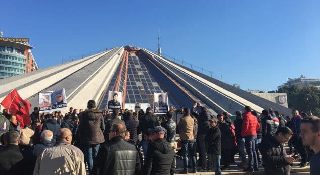 Protestë për vdekjen e Florenc Beqirajt, qytetarët marshojnë drejt ambasadës franceze: E vrau politika