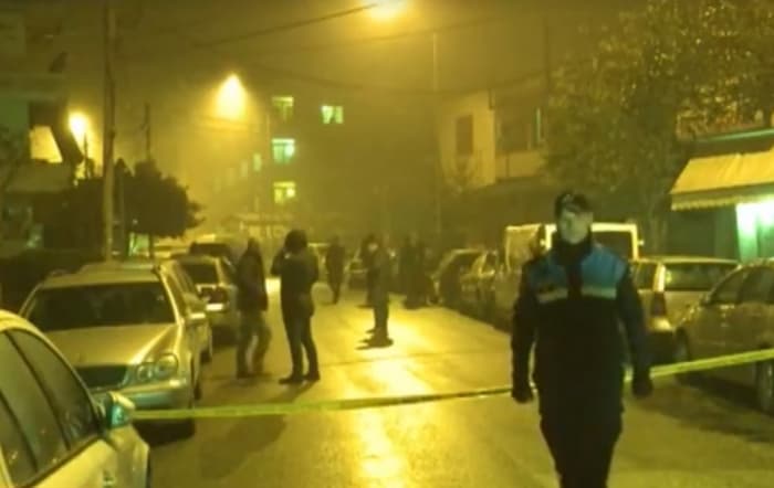 Dy grabitës qëlluan me armë burrë e grua në Tiranë, gjendja e tyre kritike (VIDEO)