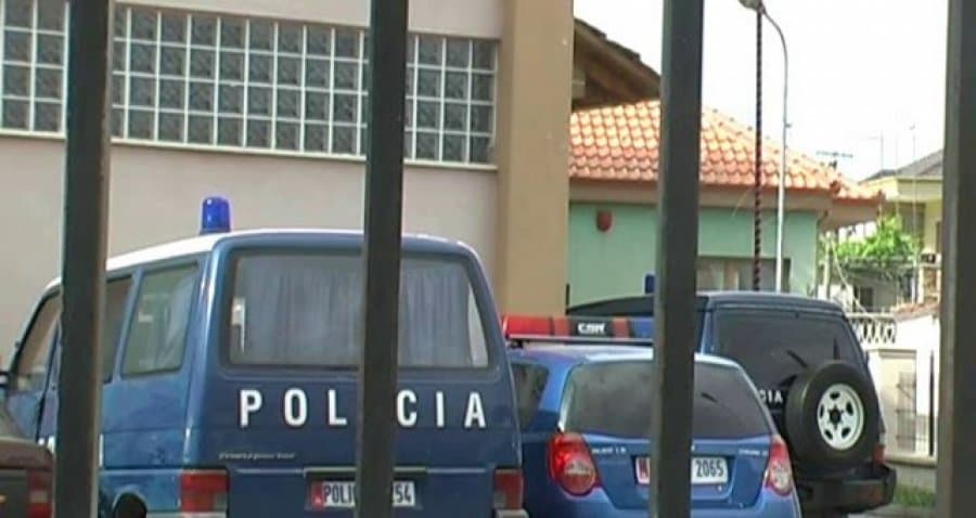 Vdes në paraburgim i arrestuari për vjedhje, prokuroria e Korçës nis hetimet (VIDEO)