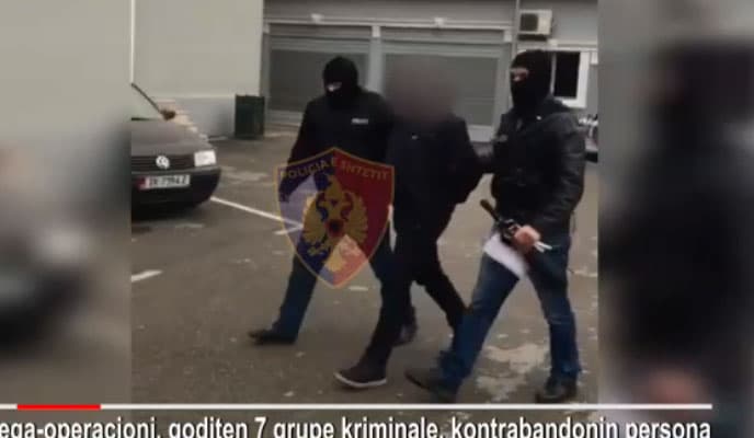 Shkatërrohen 7 grupe kriminale që çonin klandestinë në SHBA e Britani, mes tyre dhe 4 policë (VIDEO)