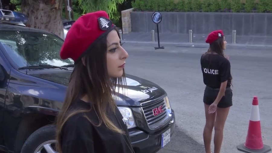 Police me pantallona të shkurtra, strategjia e Libanit për të tërhequr turistë (VIDEO)