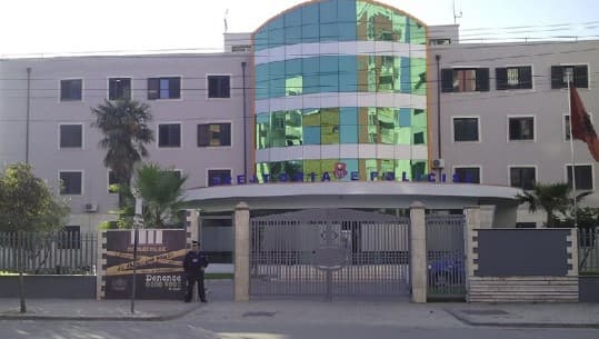 Kapet me pistoletë me vete, arrestohet 19-vjeçari në Durrës