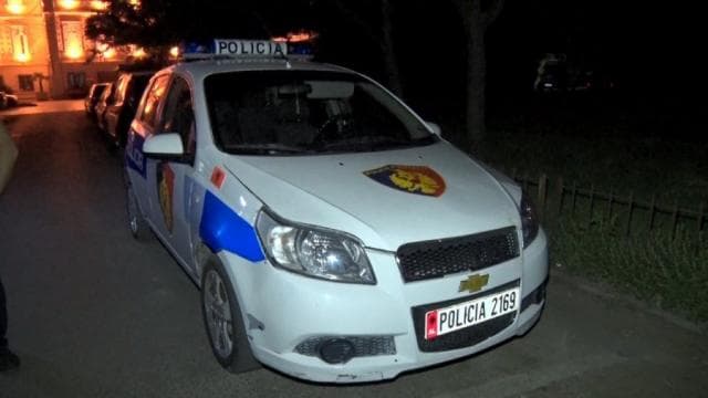 Shoqërohen nga policia 3 aktivistë, Aleanca për Mbrojtjen e Teatrit: U dhunuan në komisariat (VIDEO)