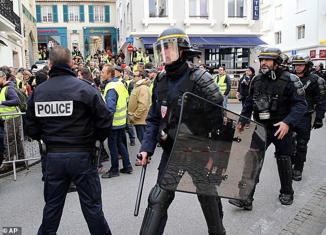 Francë, ngrihen në protestë “xhaketat blu” (VIDEO)