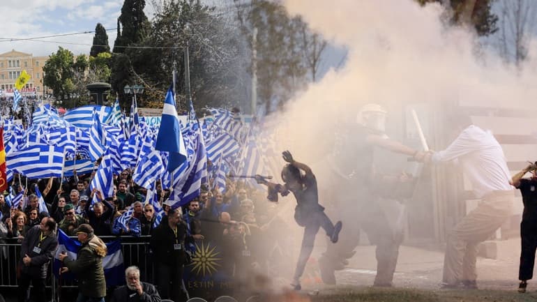 Protesta të dhunshme në Athinë kundër “Prespës” (VIDEO)