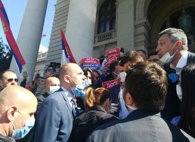 Protesta kundër Ligjit për zgjedhjet në Serbi/ Përleshen deputetë e ministra