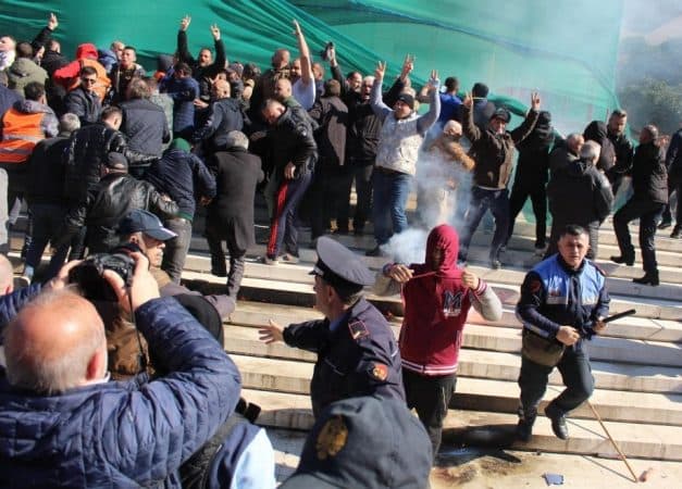Protesta e opozitës, mbeten në burg 4 protestues