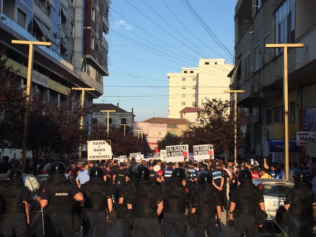 Rama pritet me protesta në Durrës, policia në gadishmëri të lartë (VIDEO)