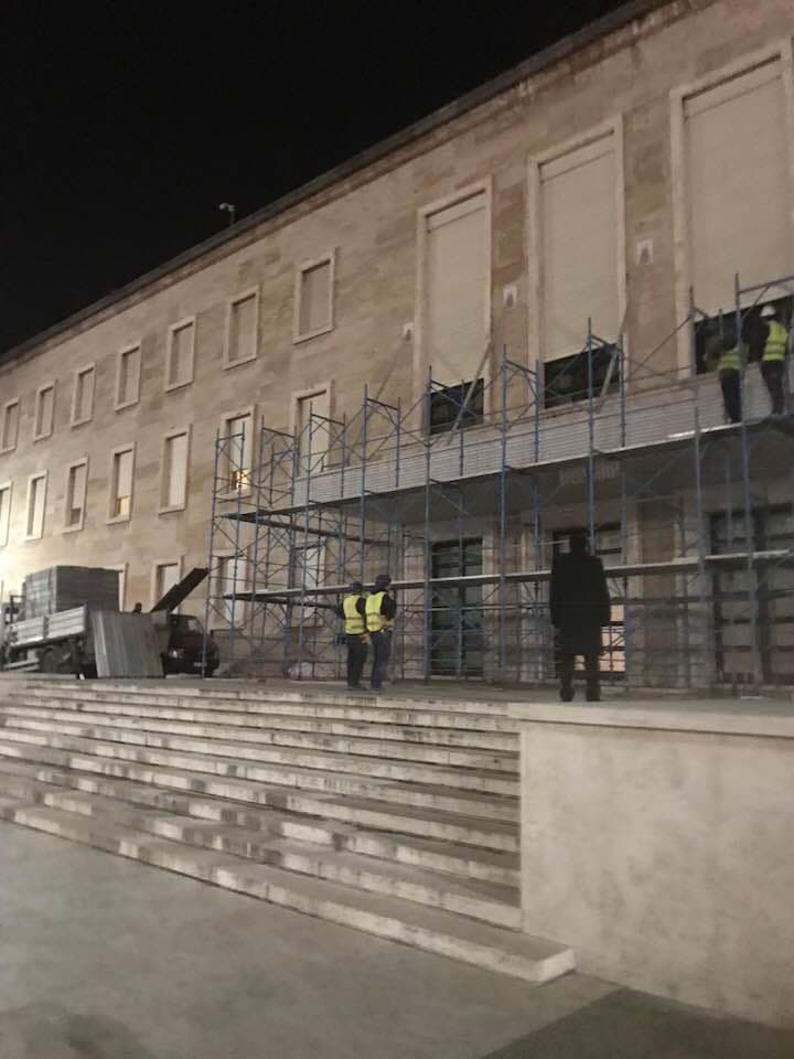 Protesta e opozitës, Rama mbulon hyrjen e kryeministrisë me skela nga protestuesit