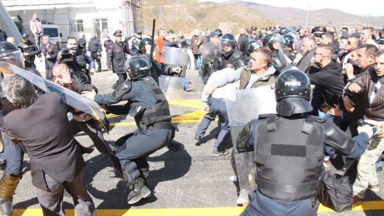 Tension te Gjykata e Tiranës, opozita përplaset me policinë (VIDEO)