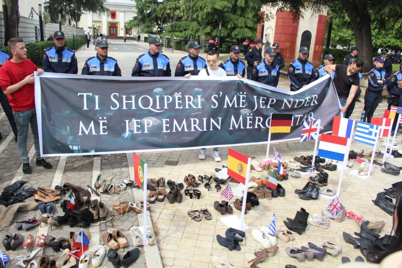Largimi i të rinjve, FRPD dhe LRI protestojnë para Parlamentit (FOTO)