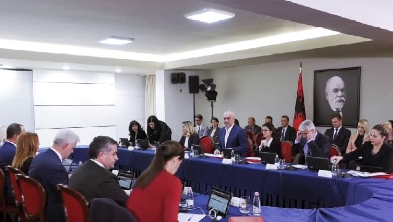 Fundjava zhvendos qeverinë në Korçë