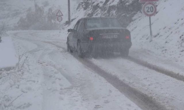 Reshjet e borës bllokojnë Korçën