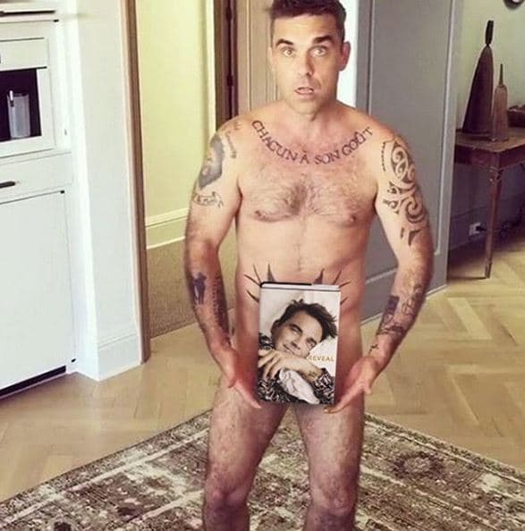 Ja çfarë bën Robbie Williams, zhvishet nudo për të promovuar librin (FOTO)