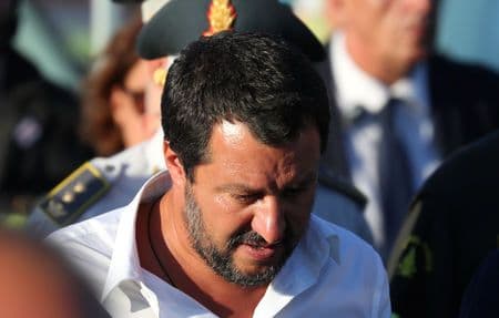 Matteo Salvini vazhdon të përballet me presionin në rritje për të lejuar emigrantët të zbresin nga anija