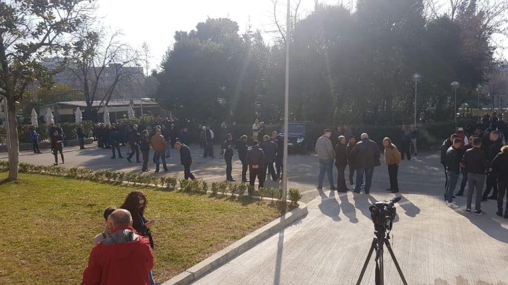 Vendimi i prokurorisë/ Qytetarët vërshojnë drejt selisë së PD, në përkrahje të kryetarit Basha