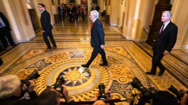 Senatorët amerikanë përplasen rreth dëshmive të reja kundër presidentit Trump (VIDEO)