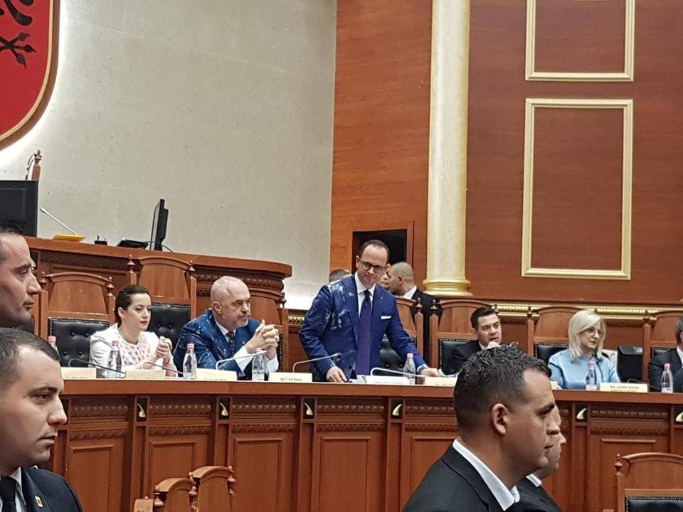 Rama i del në krahë Bushatit pas sulmit në Kuvend: Reagoi instinktivisht ndaj agresionit të shëmtuar