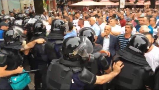 Demokratët e Shkodrës në protestë. Rama: Unë nuk iki, le të hidhen përpjetë (VIDEO)
