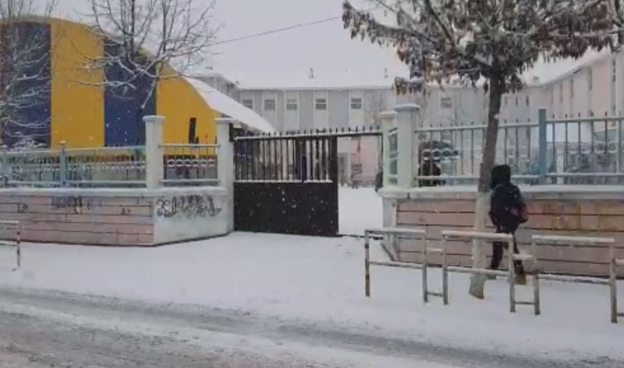Moti i keq në vend, pezullohet mësimi në 280 shkolla