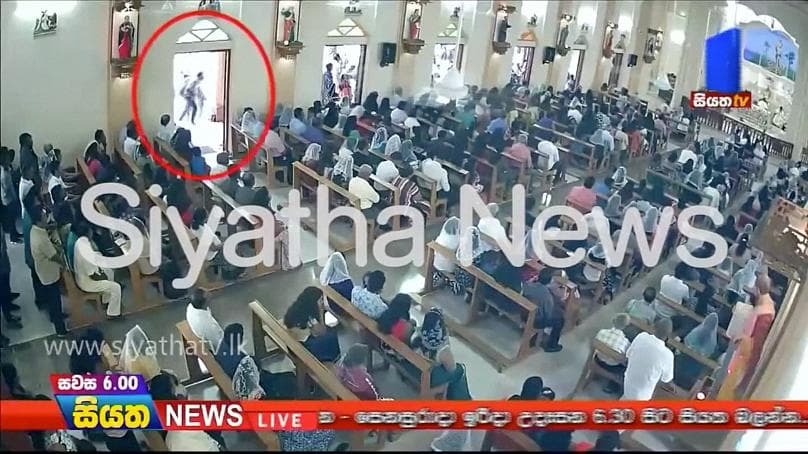 Sri-Lanka: Kamera e sigurisë tregon një burrë me çantë shpine pak para shpërthimit