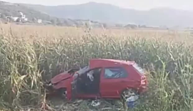 Makina del jashtë rruge, plagoset çifti i të rinjve që ktheheshin nga Greqia