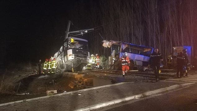 Autobusi i shkollës përplaset me trenin në Francë, humbin jetën 4 fëmijë, plagosen 19 të tjerë (VIDEO+FOTO)