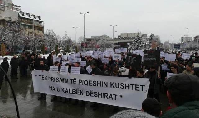 Studentët e Tetovës në protestë: Larg politika dhe të hiqen tarifat e çregjistrimit (VIDEO)