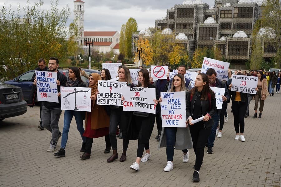 Prishtinë, protesta e studentëve detyron qeverinë të anulojë vendimin për bursat