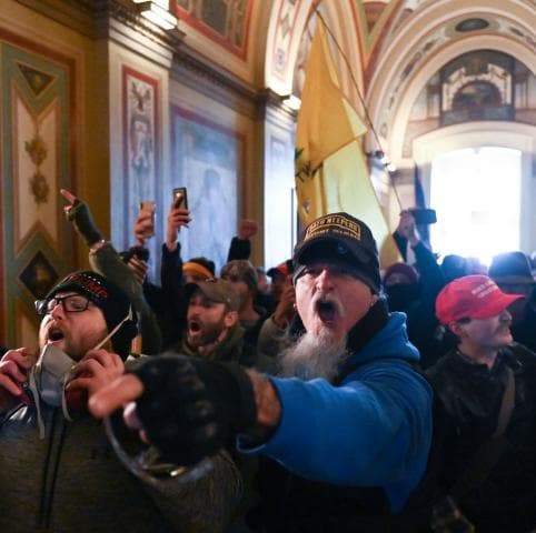 Ai ishte moment kur mendova ‘Oh, dreqi e mori’! Fotoreporteri rrëfen si i shpëtoi protestuesve pro-Trump në Kapitol