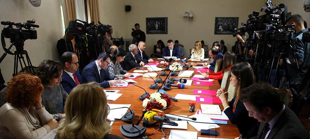 Rezoluta për ndërhyrjet e huaja në zgjedhje/ Bushati-Ballës: E keni diskutuar me qeverinë këtë dokument?