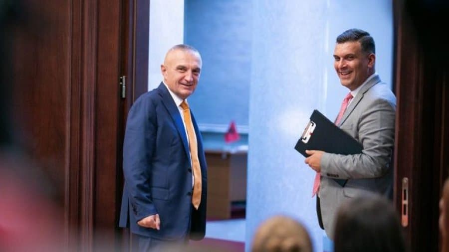 Informacioni për “djegien” e parlamentit/ Zëdhënësi i Presidentit: Letër SHISH-it që dokumentin ta dërgojmë në kuvend