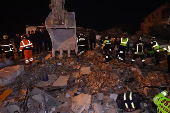 Tërmeti/ Shkon në 27 numri i viktimave, shpallet gjendja e jashtëzakonshme në Tiranë e Durrës